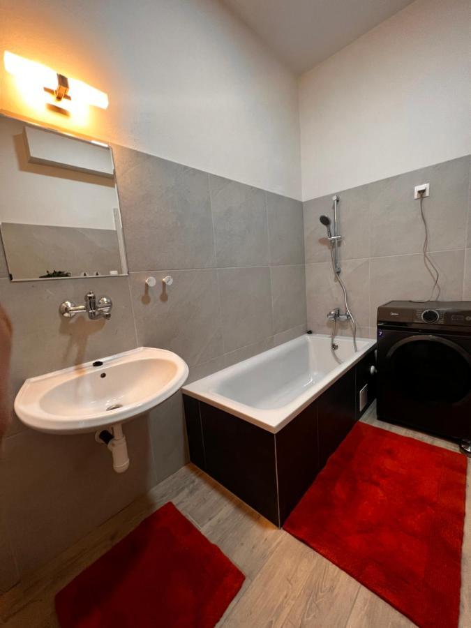 Apartmany V Centre - Vlastna Izba So Spolocnou Kuchynou A Kupelnou Moze Byt Zdielana 2 Inymi Izbami Martin Eksteriør billede